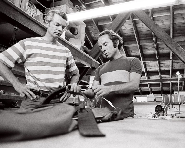 Yvon (à droite) et Tom réimaginent les équipements d’escalade - Gary Regester
