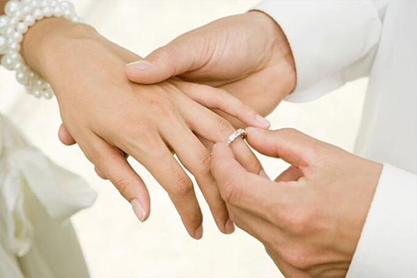 Ngày càng nhiều cặp đôi chọn nhẫn cưới bạch kim và vàng trắng