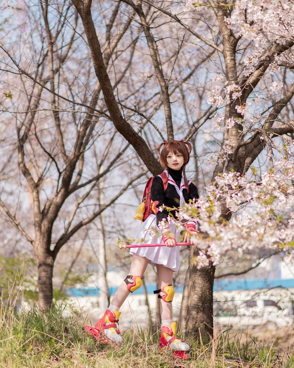 Sakura quiere que le ayudes a recuperar su gorro con este tierno cosplay