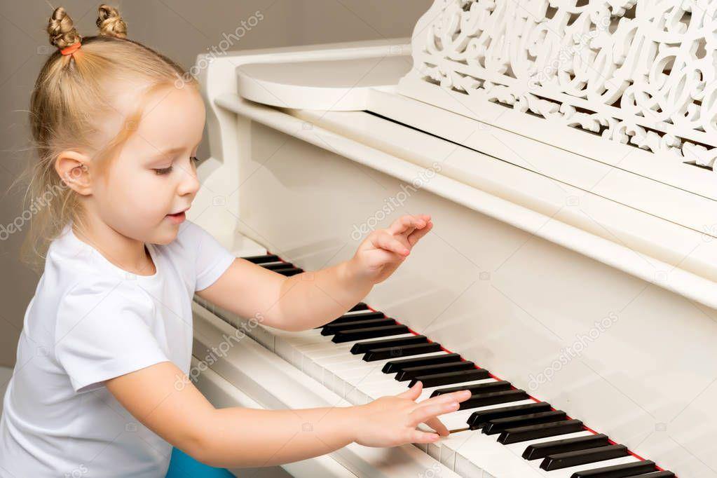 https://st4.depositphotos.com/1610634/22762/i/950/depositphotos_227622028-stock-photo-beautiful-little-girl-is-playing.jpg