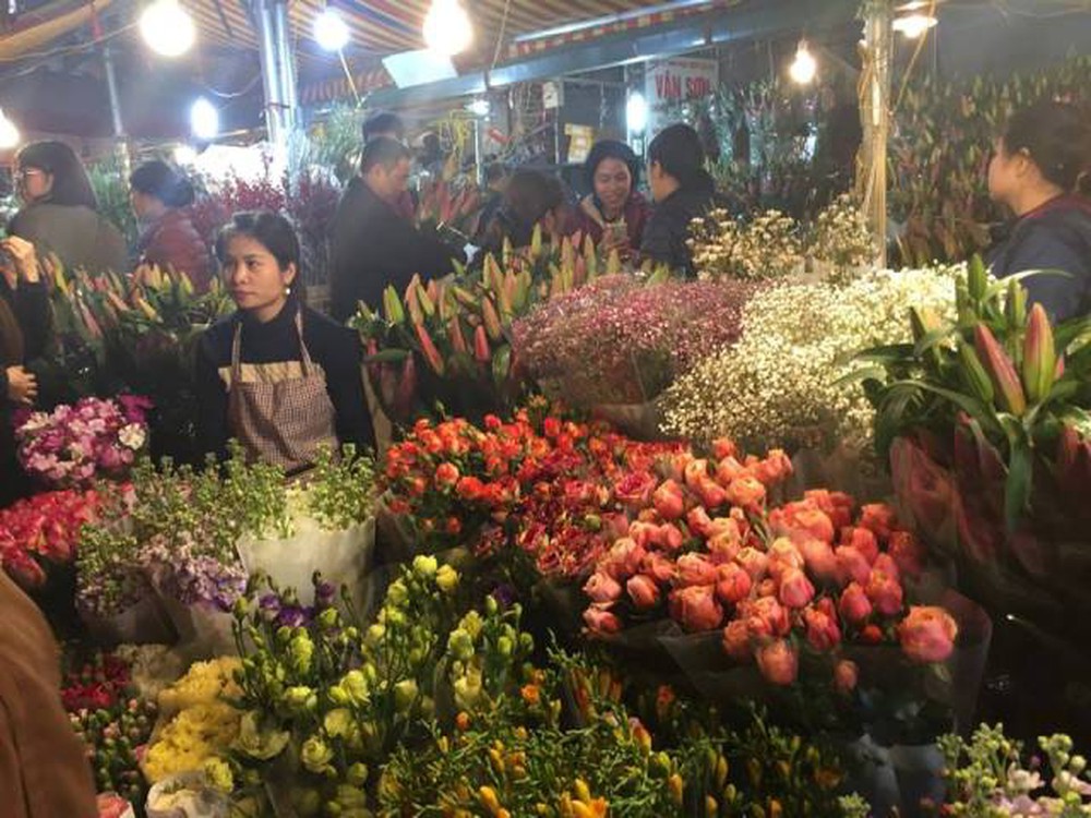 Cảnh người mua kẻ bán tấp nập không ngừng tại chợ hoa Nghi Tàm