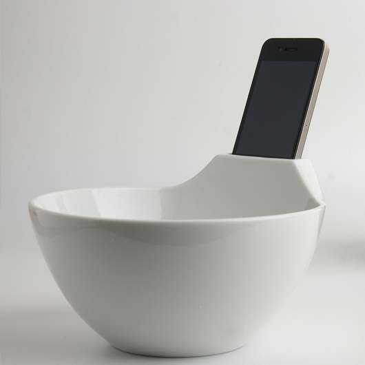 Anti-loneliness ramen bowl that holds your phone and lets you enjoy your noodles at the same time 