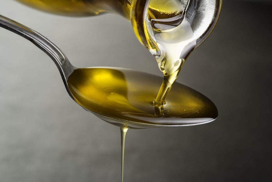 Olio: calorie e proprietà dei vari tipi di olio | Ohga!