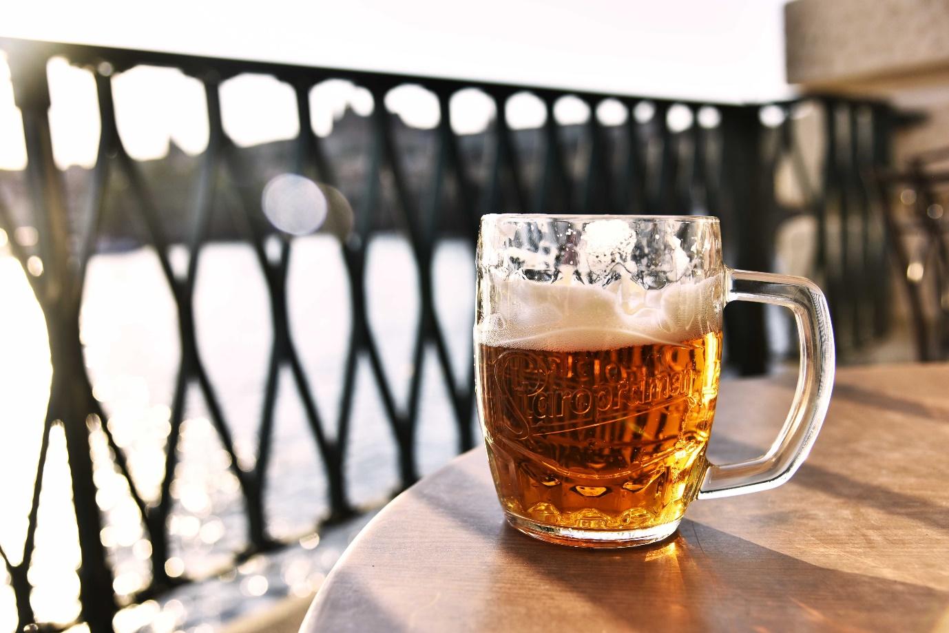  A glass of beer is kept on the table.