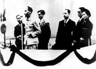 Lễ đài Độc lập trên Quảng trường Ba Đình Hà Nội do kiến trúc sư Ngô Huy Quỳnh thiết kế năm 1945 (ảnh chụp lại)
