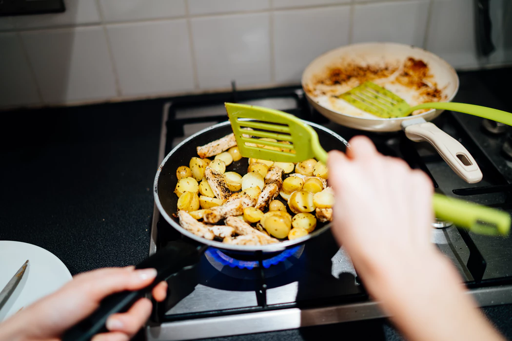 tips hemat anak kost setalam bulan puasa - masak sendiri