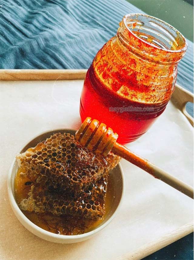 Chọn mật ong nguyên chất, không pha tạp khi ngâm saffron