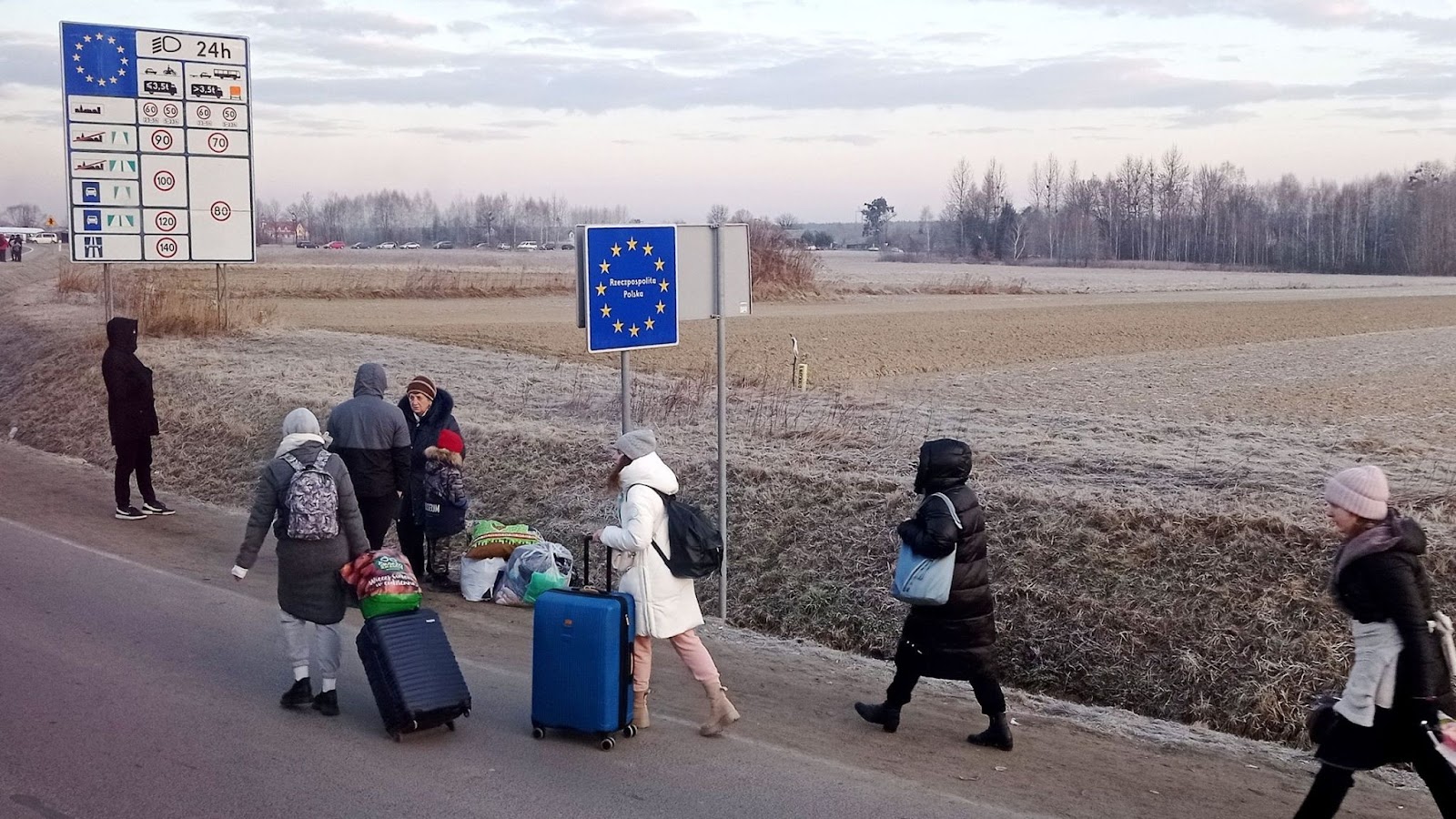 Ukrainian refugees cross the border with Poland during the 2022 war.