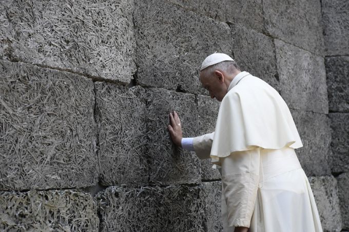 Pope Francis prays at the Auschwitz concentration camp, July 29, 2016. Credit: L'Osservatore Romano / CNA