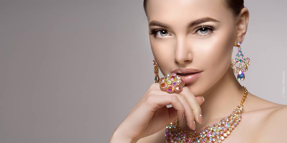 A gorgeous model wearing some jewelries