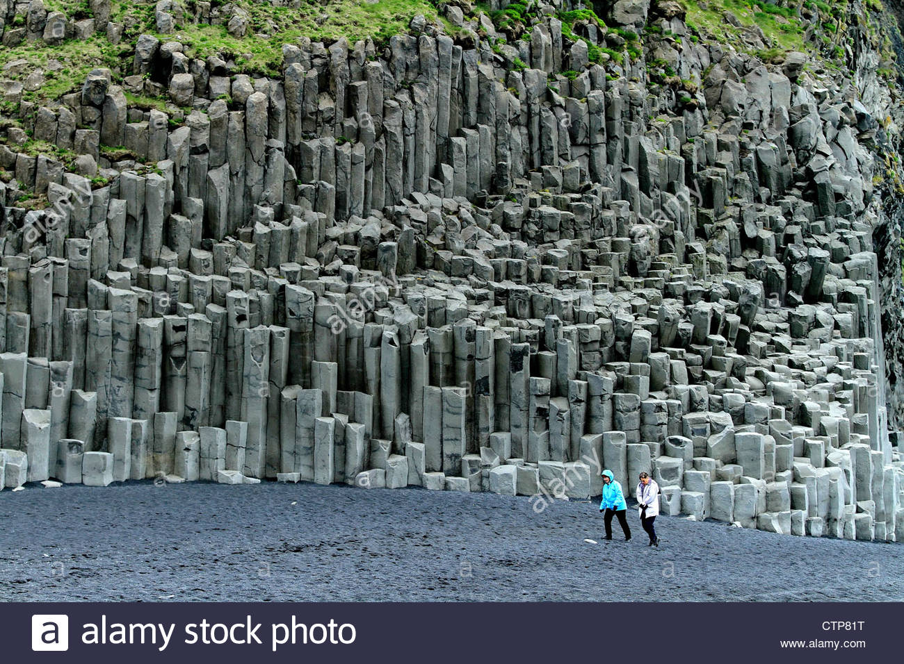 tubular-basalt-columns-at-reynisfjara-beach-southern-iceland-CTP81T.jpg