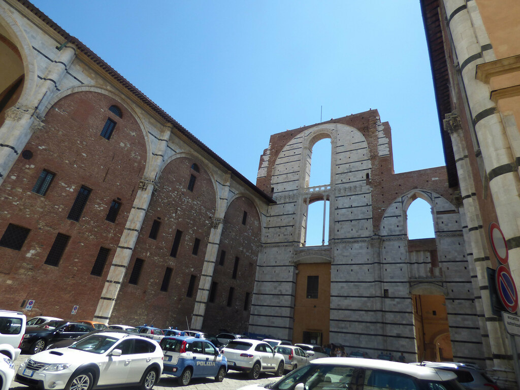 Foto: Katedral Siena yang tidak pernah selesai akibat wabah Black Death abad ke 14 Masehi