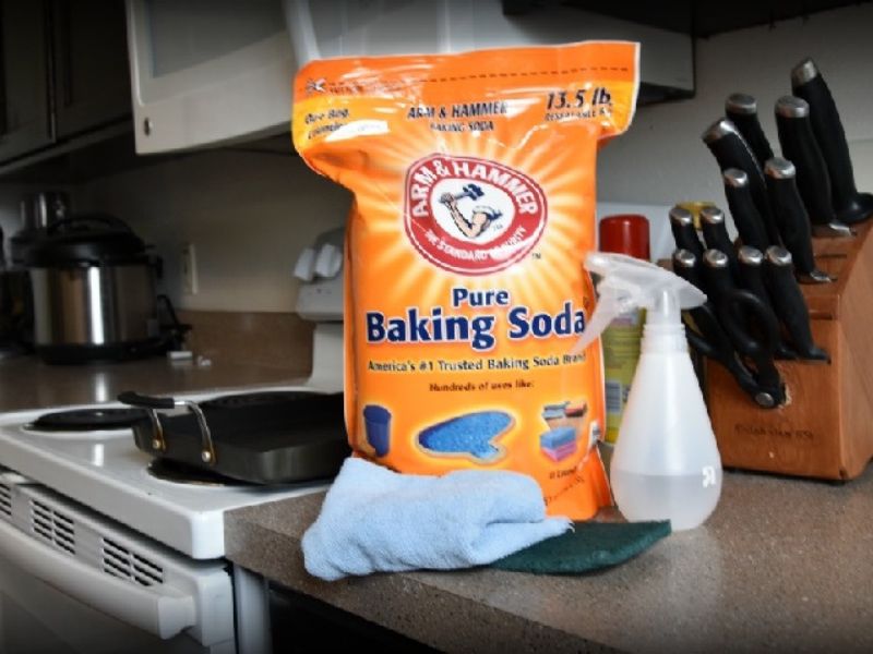 Baking soda là một trong những “bảo bối” giúp chị em vệ sinh mặt bếp nhàn tênh