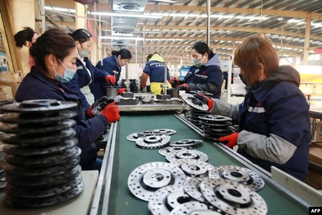中国安徽淮北的一家工厂工人在铝制品生产线上工作。(2023年1月31日)