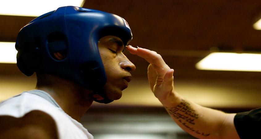 Un boxer blessé soigné avec de la crème CBD, boxers et topiques CBD - CBD Sport 