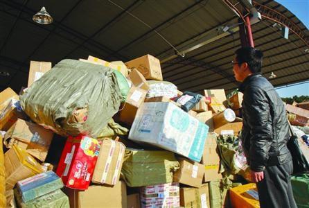快递公司积压两万余件快件 拖欠工资致集体停工