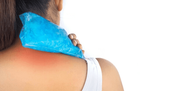 Bạn có thể dùng túi gel lạnh để chườm giảm sưng và đau ở cổ