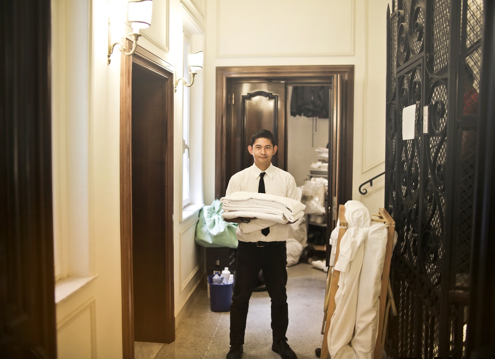 Zimmermädchen oder Roomboy werden: Aufgaben, Voraussetzungen und Karriere
