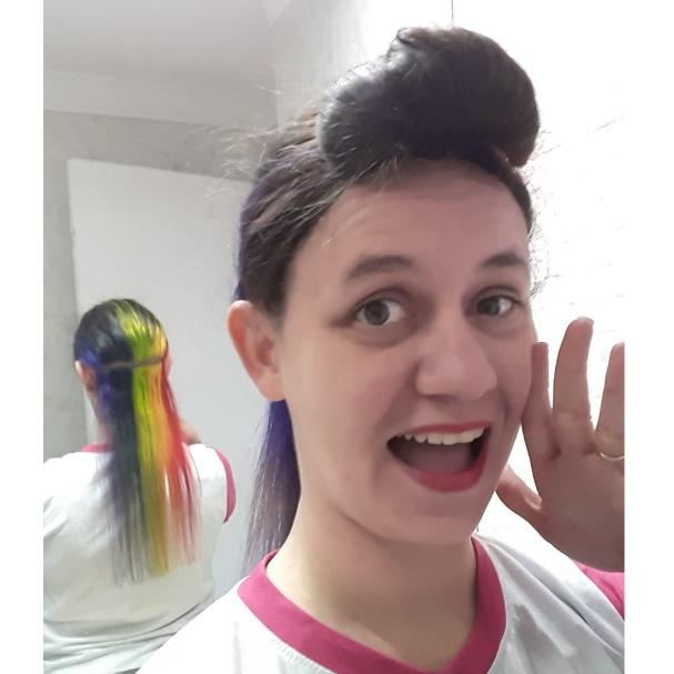 Uma imagem contendo pessoa, mulher, no interior, sorrindo

Descrição gerada automaticamente