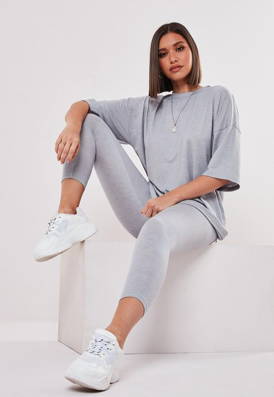 Kết hợp áo phông xám với quần legging xám thêm trẻ trung, năng động