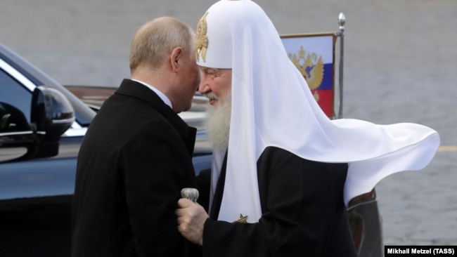 Президент Росії Володимир Путін (ліворуч) і Московський патріарх Кирило