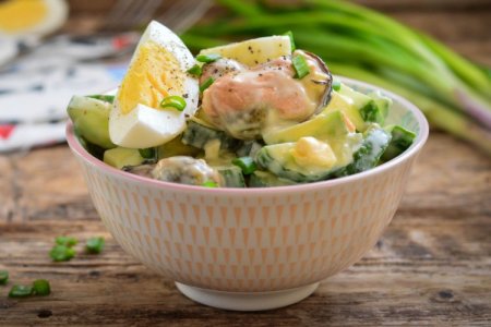 Potato salad with mussels and fresh vegetables