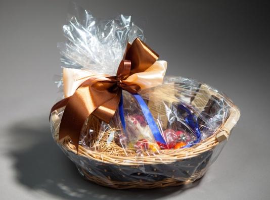 C:\Users\PC5\Downloads\How-to-Pack-a-Gift-Basket.jpg