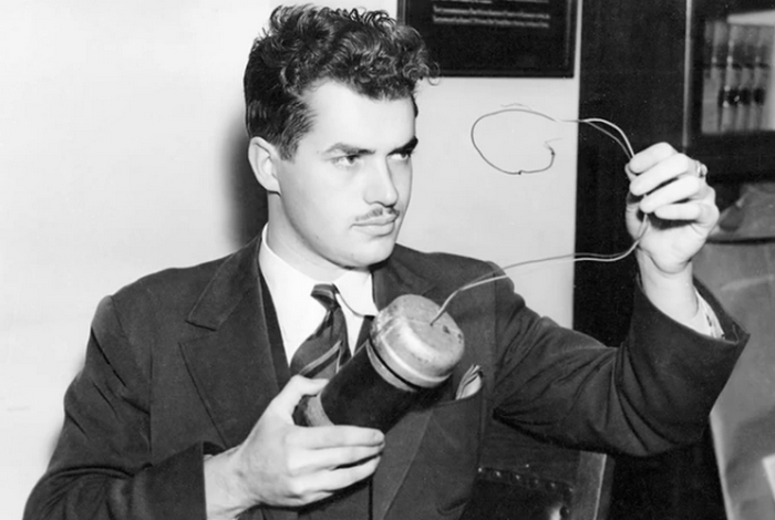 Jack Parsons, Crowley'nin bir arkadaşı ve hayranıdır.