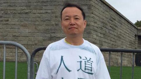 岸泉徒步募捐从纽约自由女神像前出发(何岸泉提供)