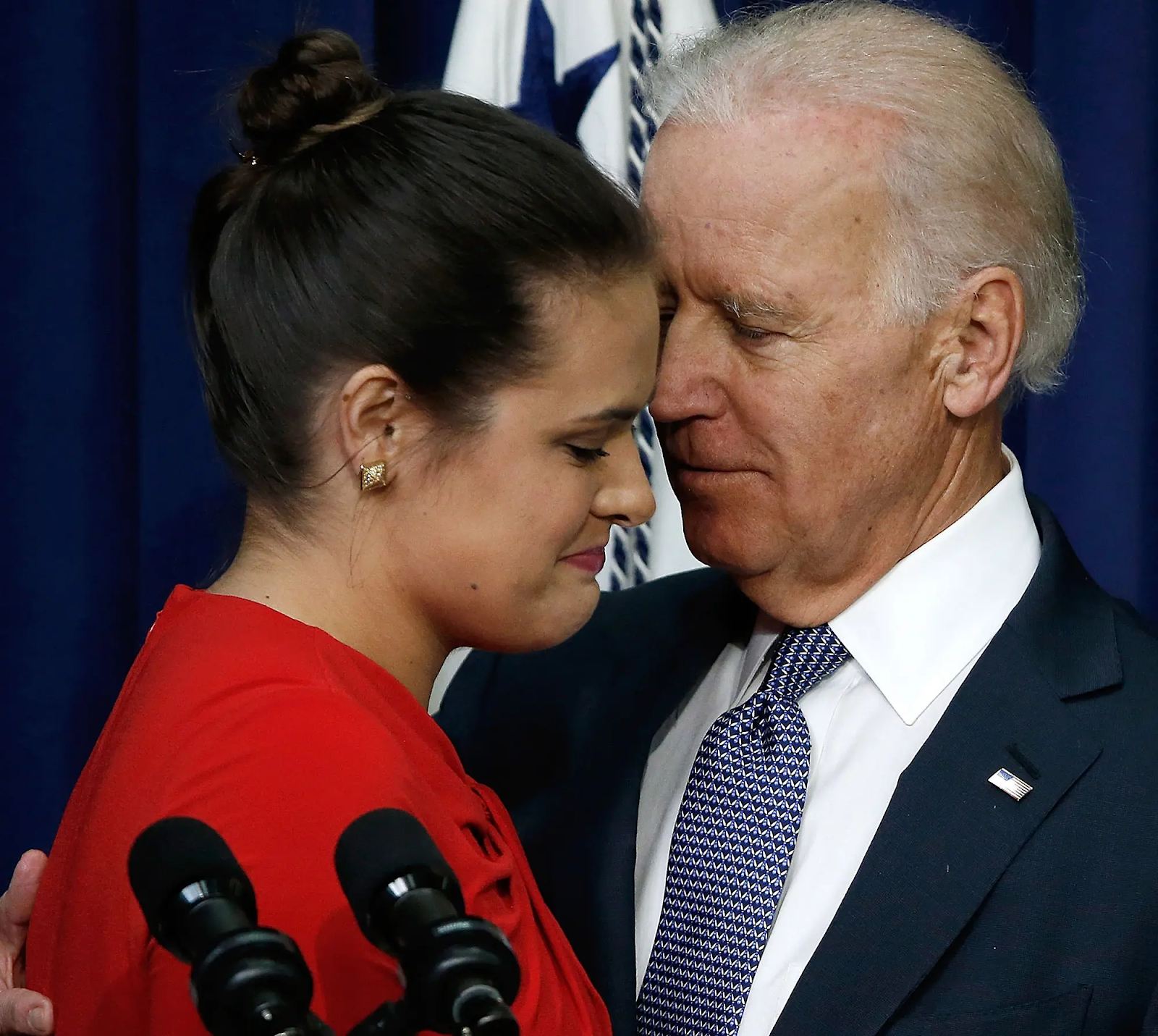Biden with Harvard graduate Madeliene Smith at a 2014 White House event(nypost.com)