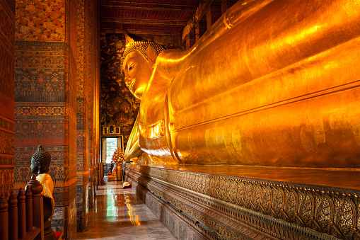 Turismo na Tailândia. Estátua do Buda Reclinado, coberta de ouro que fica no Templo de Wat Pho. 
