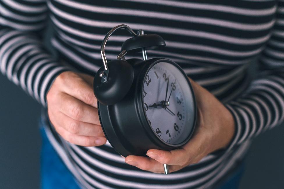 A képen személy, csíkos, tartás, karóra látható
Automatikusan generált leírás