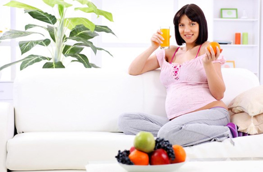 Bổ sung đủ chất và vitamin C giúp bà bầu tăng sức đề kháng khi bị cảm