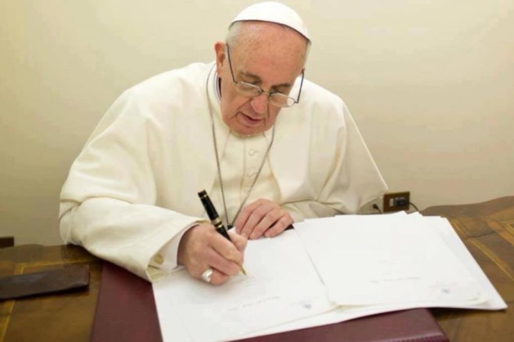 Pope writing a letterĐức Thánh Cha Phanxico khóc thương các nạn nhân vụ xả súng trường Trung học ở Florida