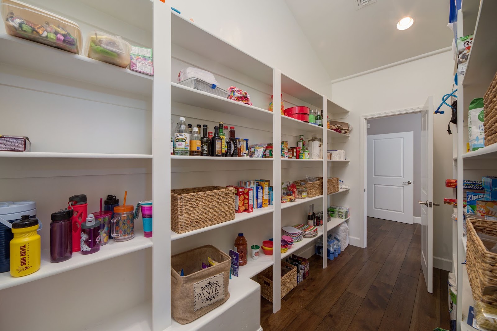 spacious-kitchen-pantry-in-phoenix