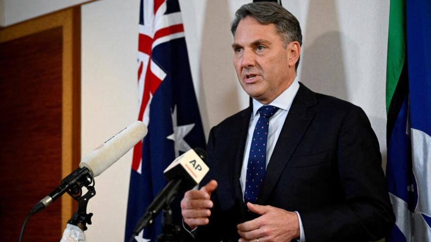 Ảnh tư liệu: Bộ trưởng Quốc Phòng Úc Richard Marles trả lời báo chí tại Đối thoại Shangri-La, Singapore, ngày 12/06/2022.