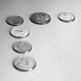 На столе в ряд лежат 4 монеты