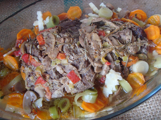 Friptura de vita impanata pe pat de legume