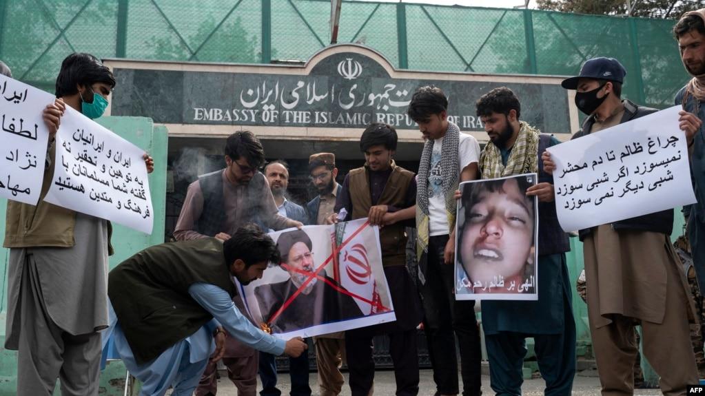 تجمع معترضان افغان در مقابل سفارت ایران در کابل، ۲۲ فروردین ۱۴۰۱