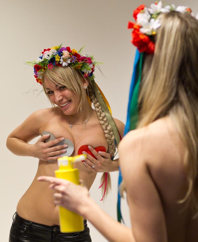 Валентинки от Femen 
