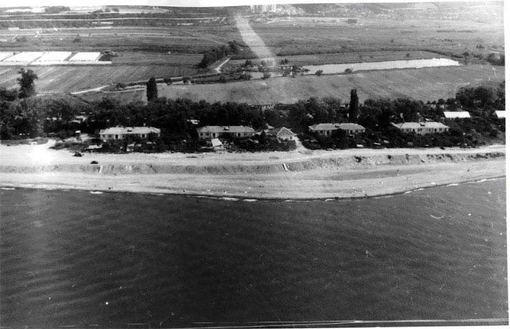 Вид на Нижнеимеретинскую бухту с самолета. Фотография 1988 года.