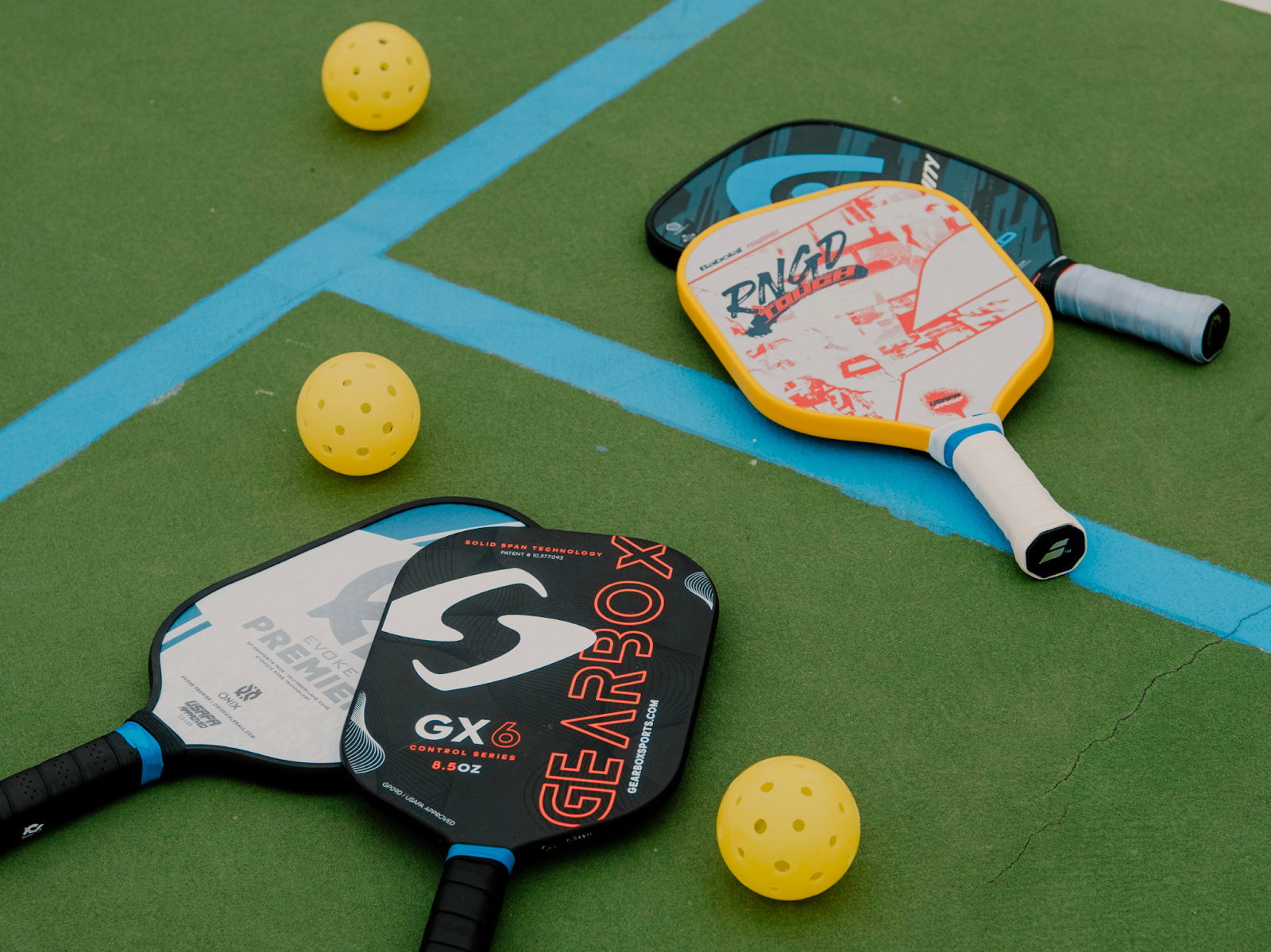 Wood vs Graphite Pickleball Paddles