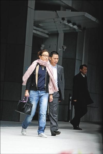 23.1.2011: Lại một lần nữa đời sống riêng tư của Triệu Vy bị lên báo. Lộ ảnh gia đình nhỏ, Triệu Vy ôm con cùng chồng du lịch Đài Loan