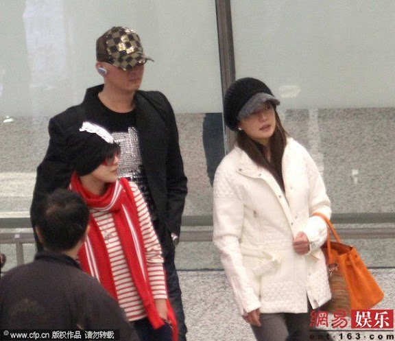 06.04.2011 - Triệu Vy giản dị xuất hiện tại sân bay Thượng Hải