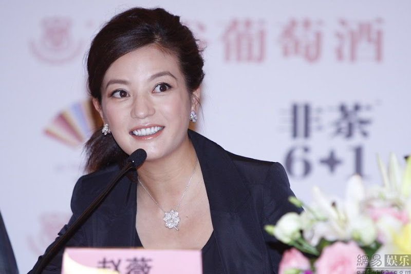 13.06.2010: Hình ảnh: Triệu Vy tại buổi họp báo ban giám khảo Liên hoan phim Thượng Hải lần thứ 13