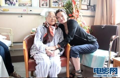 15.6.2010 - Triệu Vy giản dị đến thăm Trương Thụy Phương, ôm hôn hát mừng sinh nhật | 赵薇素颜探望张瑞芳 唱生日歌献香吻