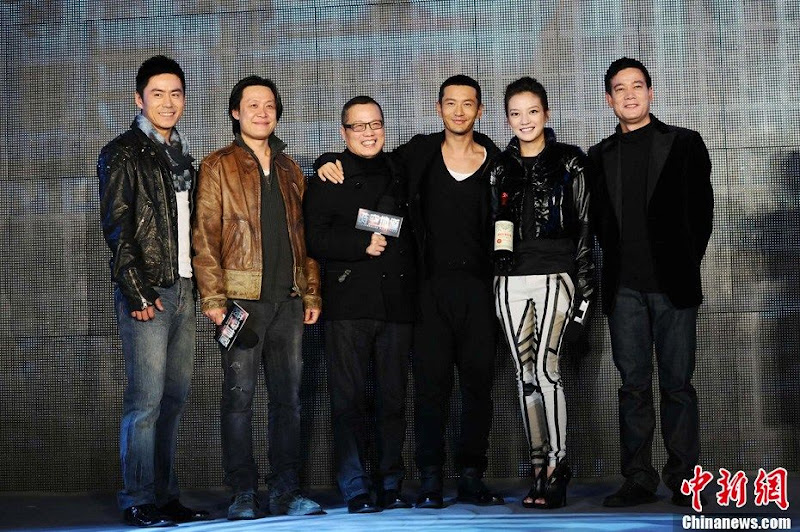 21.12.2010: “Thời không địa đạo” họp báo khai máy. Triệu Vy – Hoàng Hiểu Minh bắt tay trong phim mới.