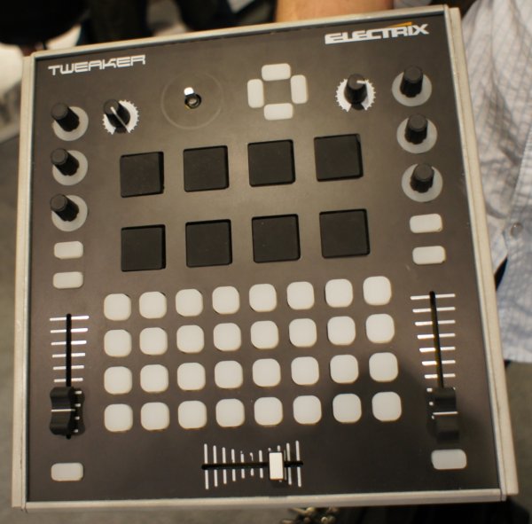 Electrix Tweaker MIDI kontroller