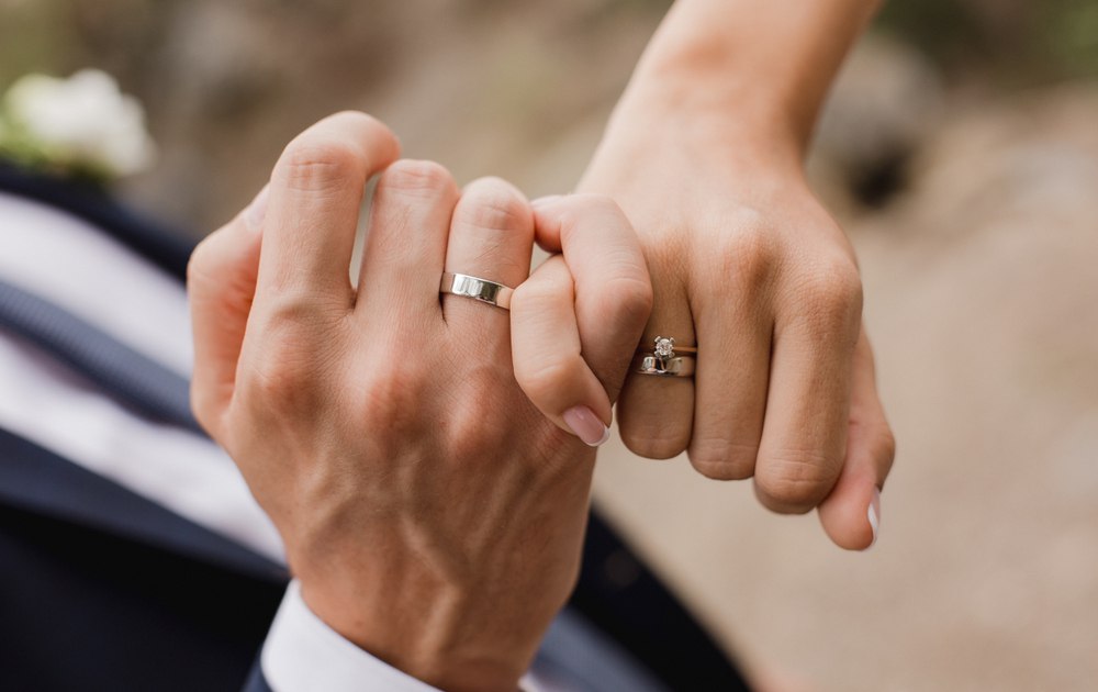 من وريد الحب إلى إصبع الزوج": لماذا خاتم الزواج في اليد اليسرى؟ | أكتر