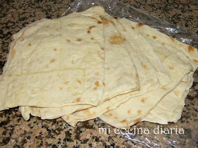 Rollo de pan armenio Lavash, palitos de surimi y queso (Рулет из лаваша, крабовых палочек и сыра)